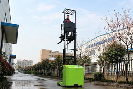 三向堆垛拣选车