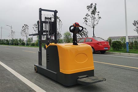 站驾式平衡重堆高车