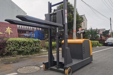 3吨站驾式平衡重堆高车 生产制造厂家实拍