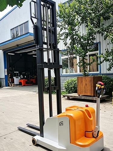步行式电动堆高车