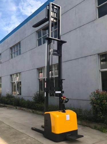 站驾式电动堆垛车