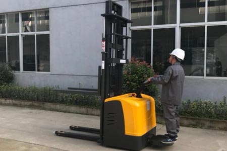 零基础学习站驾式堆垛车操作步骤 完整流程一览