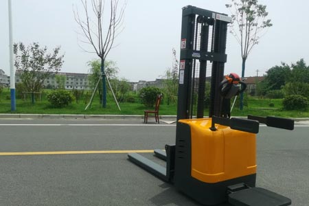 物流仓储双托盘堆垛机