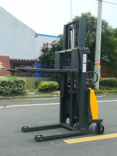 小型电动叉车