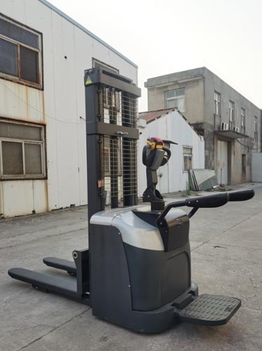 站驾式双托盘堆垛机是什么？高周转仓库利器