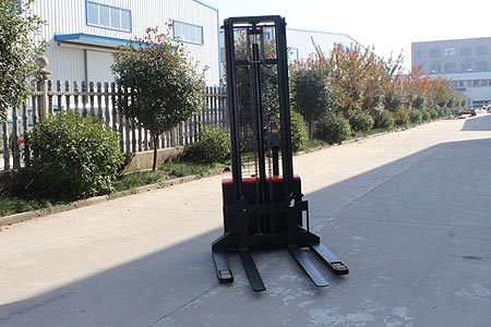 跨腿堆高车怎么保养？不同使用频次维护周期讲解