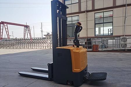 2026采购参考：1吨站驾堆高车价格与配置差异解析
