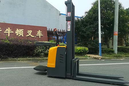 站驾式全电动堆高车