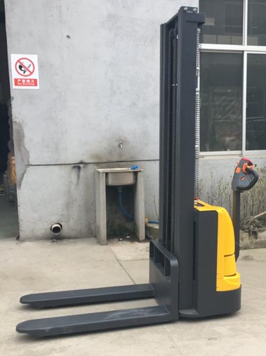 全电动堆高车
