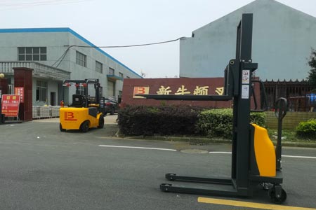 半电动液压堆高车