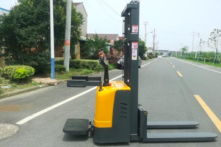 2026站驾式全电动堆高车报价 哪些配置直接影响价格
