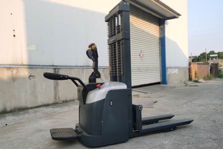 轻型站驾式堆高车