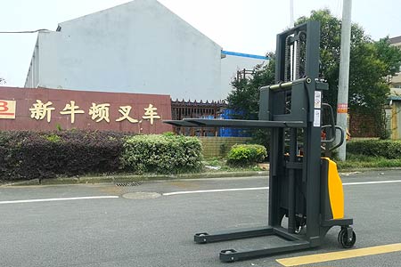 避开4个误区！半电动堆高车维修与保养技巧