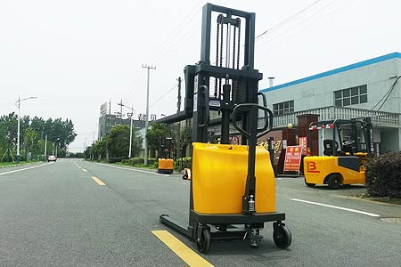 堆高车正确保养