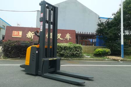 站驾式电动堆高车作业需要叉车证吗？