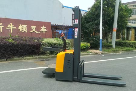 站驾式电动堆高车