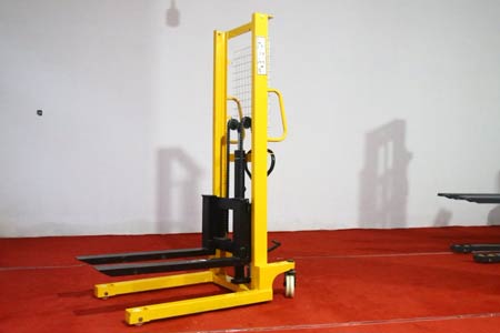 26年轻型仓储作业 选对手动叉车降低搬运负担