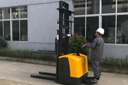 窄通道双托盘堆垛机4项选型核心参数汇总