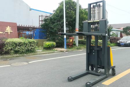 半电动液压堆高车