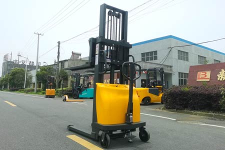 仓库选半电动堆高车 载重规格怎么确定？