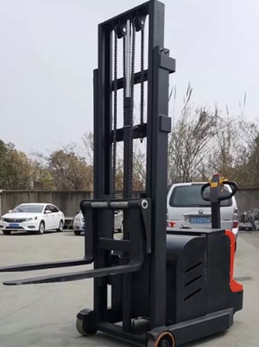 平衡重电动堆高车