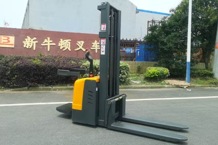 3个参数判断 双货叉站驾堆垛车是否适配欧标托盘