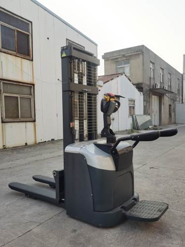 电商仓堆高车