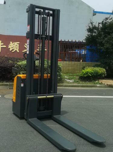 站驾式电动双托盘堆垛机优缺点详解 1分钟讲清