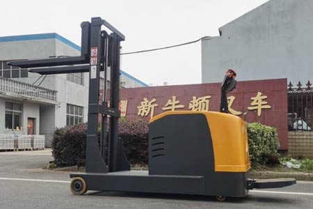 站驾式平衡重堆高车
