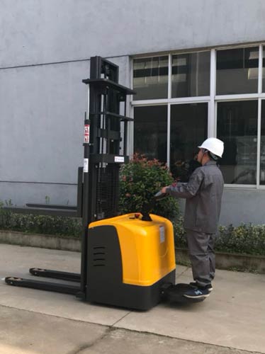 锂电站驾式堆垛车