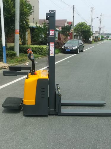 锂电站驾式堆垛车如何延长电池寿命？4步养护