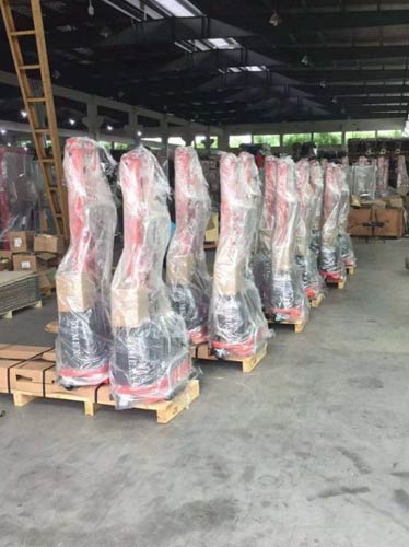 货物随车装卸 分清自体登高车和随车叉车再采购