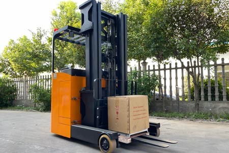 座驾式前移堆高车