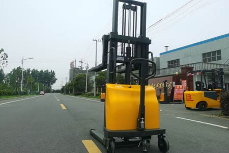 作业中途断电卡货 半电动堆高车没电应急方案
