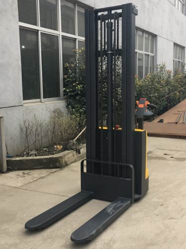 询价踩坑多 1.5吨步行式电动堆高车采购参考