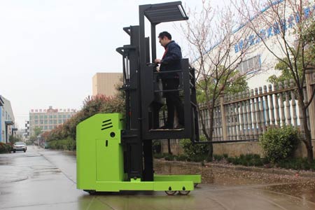 人上行拣选车