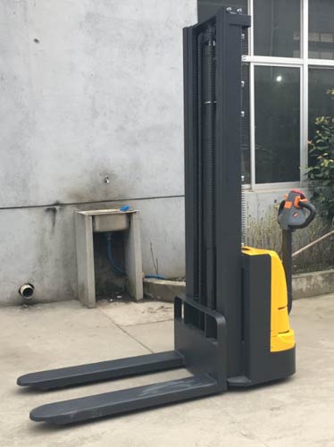 步行式电动堆高车